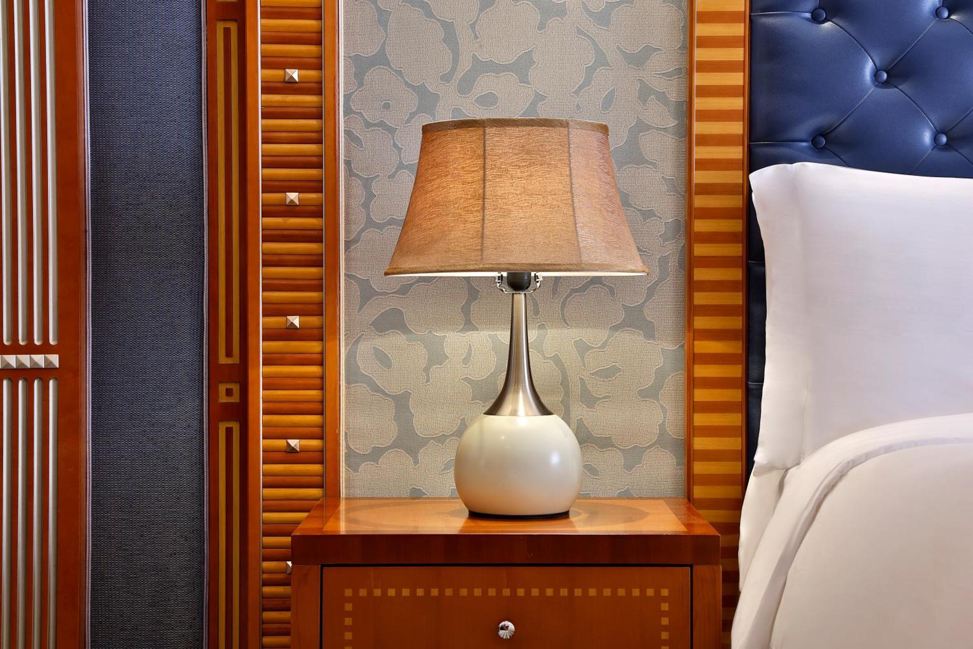 The Ritz-Carlton Jeddah Hotel Buitenkant foto A table lamp