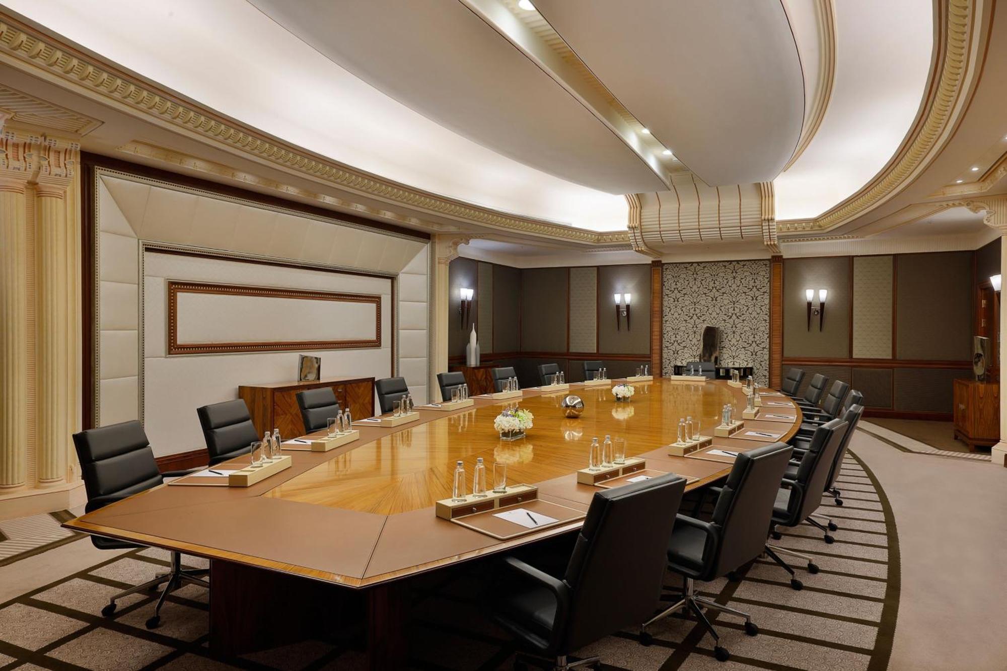 The Ritz-Carlton Jeddah Hotel Buitenkant foto The boardroom of the InterContinental Hotel, London, where the first meeting of the G7 was held