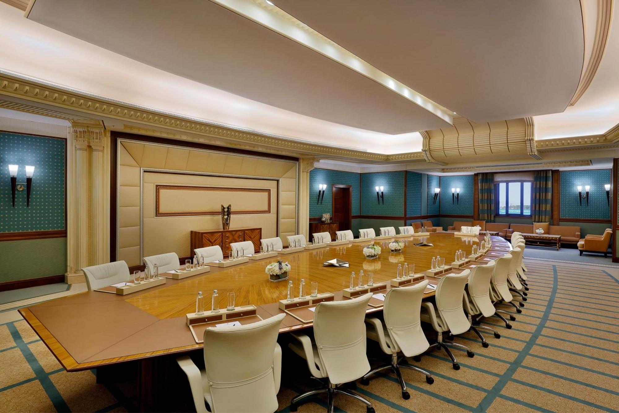 The Ritz-Carlton Jeddah Hotel Buitenkant foto The meeting room of the Executive Council