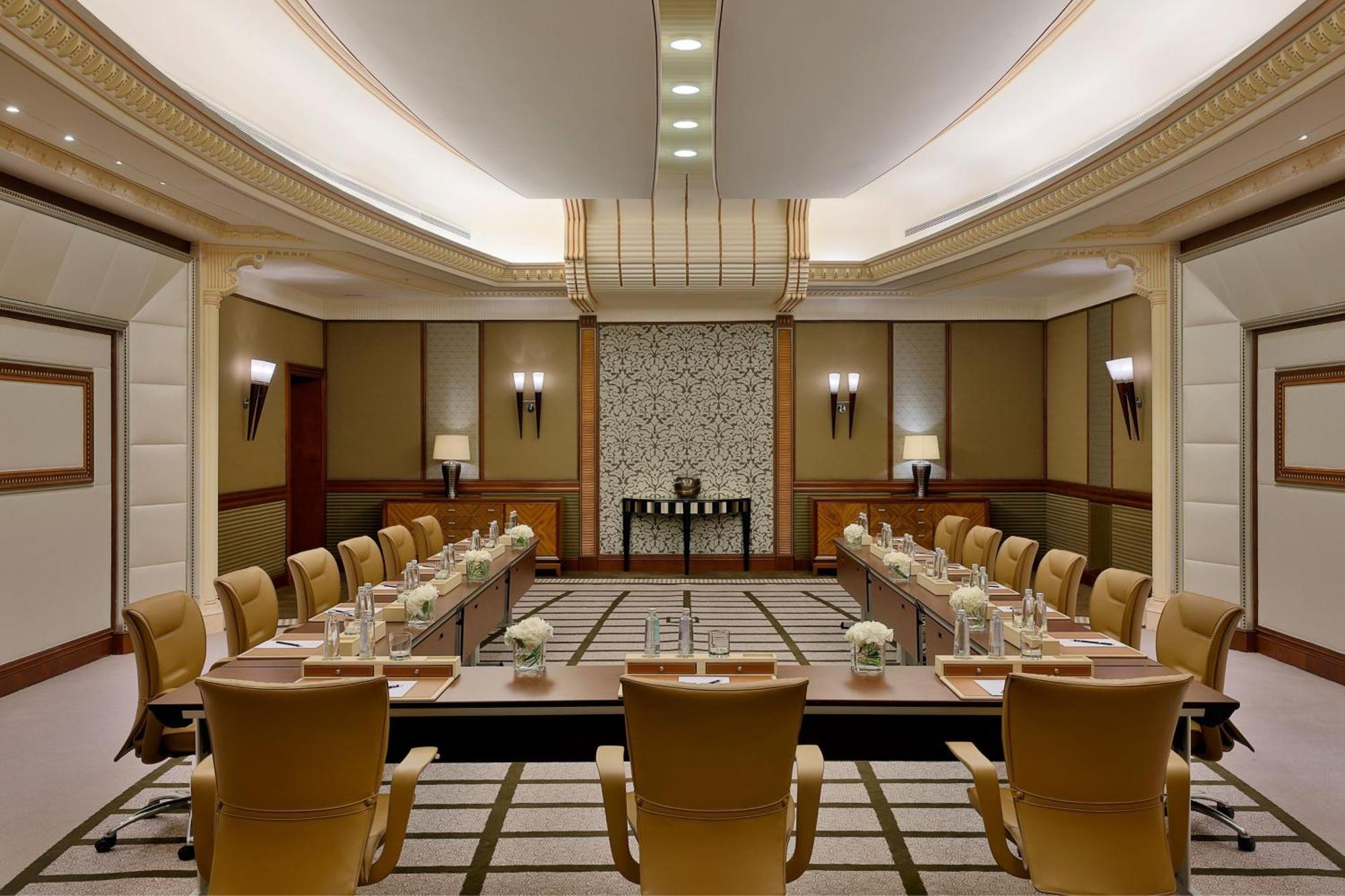 The Ritz-Carlton Jeddah Hotel Buitenkant foto The meeting room