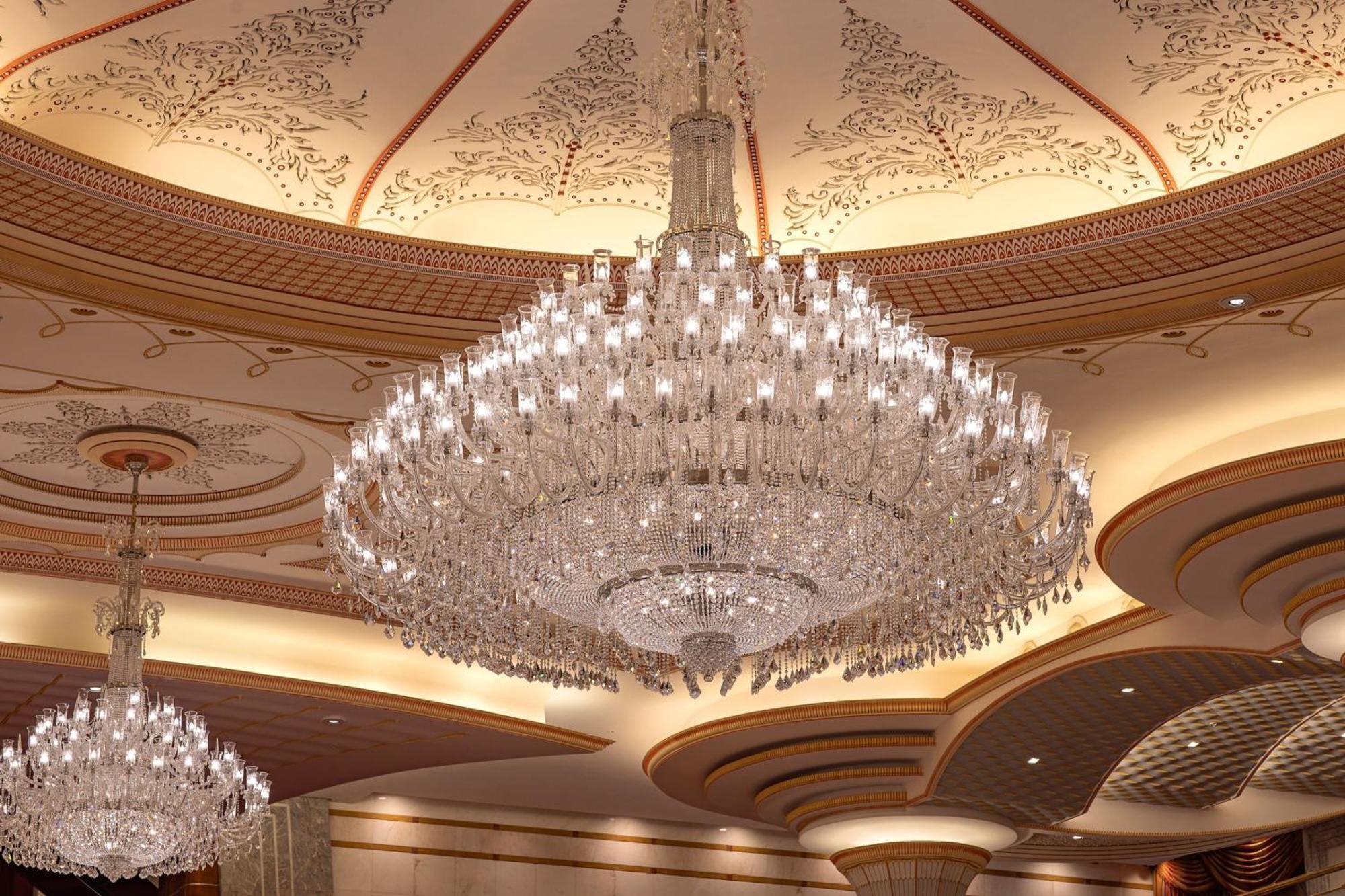 The Ritz-Carlton Jeddah Hotel Buitenkant foto A chandelier