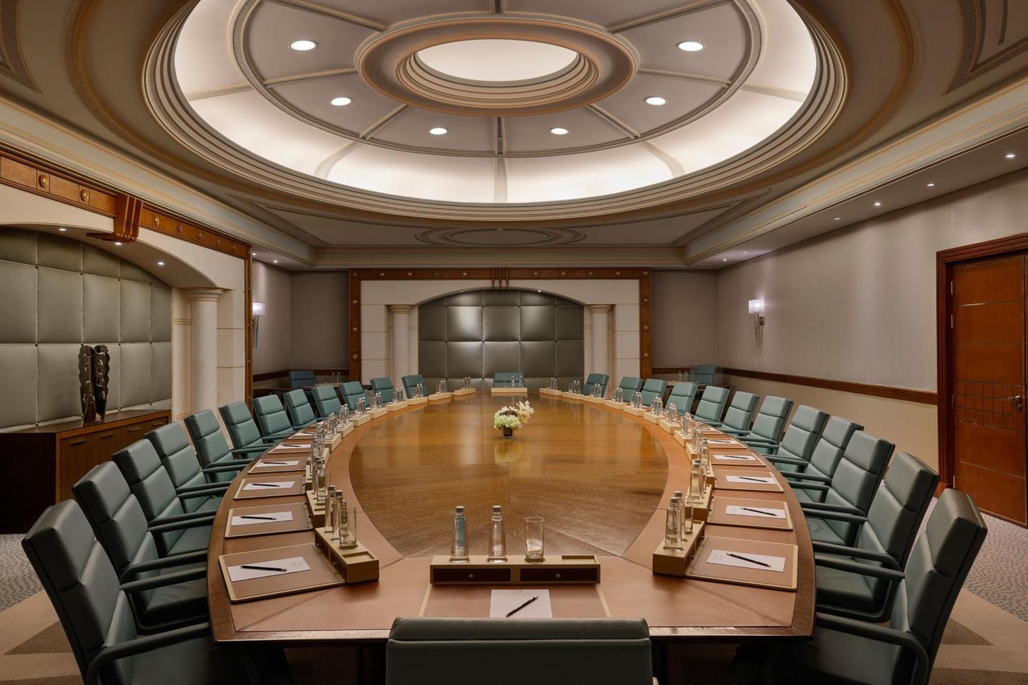 The Ritz-Carlton Jeddah Hotel Buitenkant foto The meeting room of the Executive Board