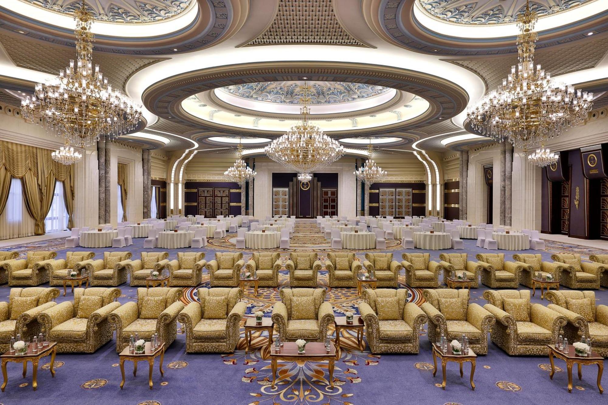 The Ritz-Carlton Jeddah Hotel Buitenkant foto The interior of the palace