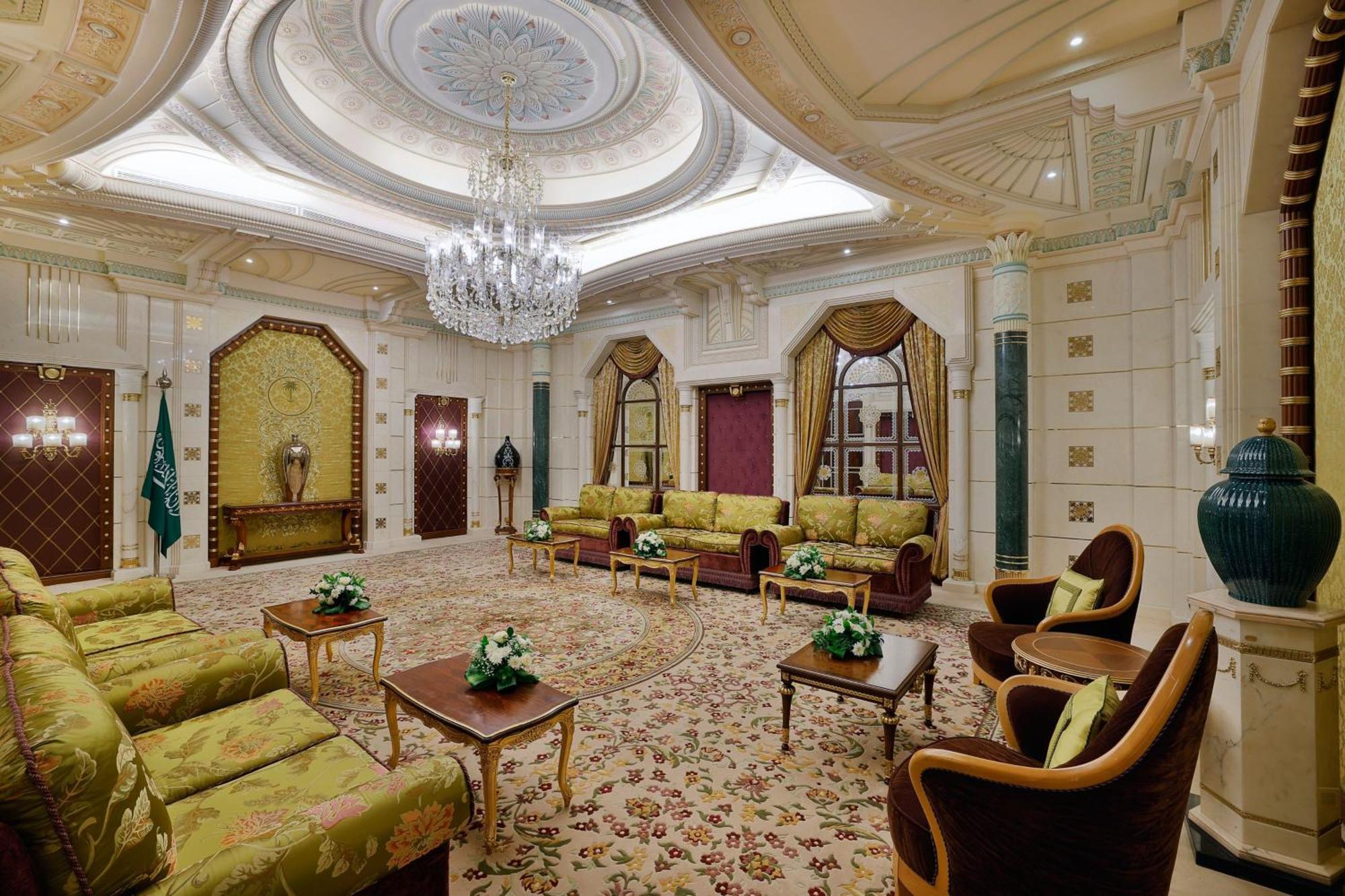 The Ritz-Carlton Jeddah Hotel Buitenkant foto The interior of the hotel