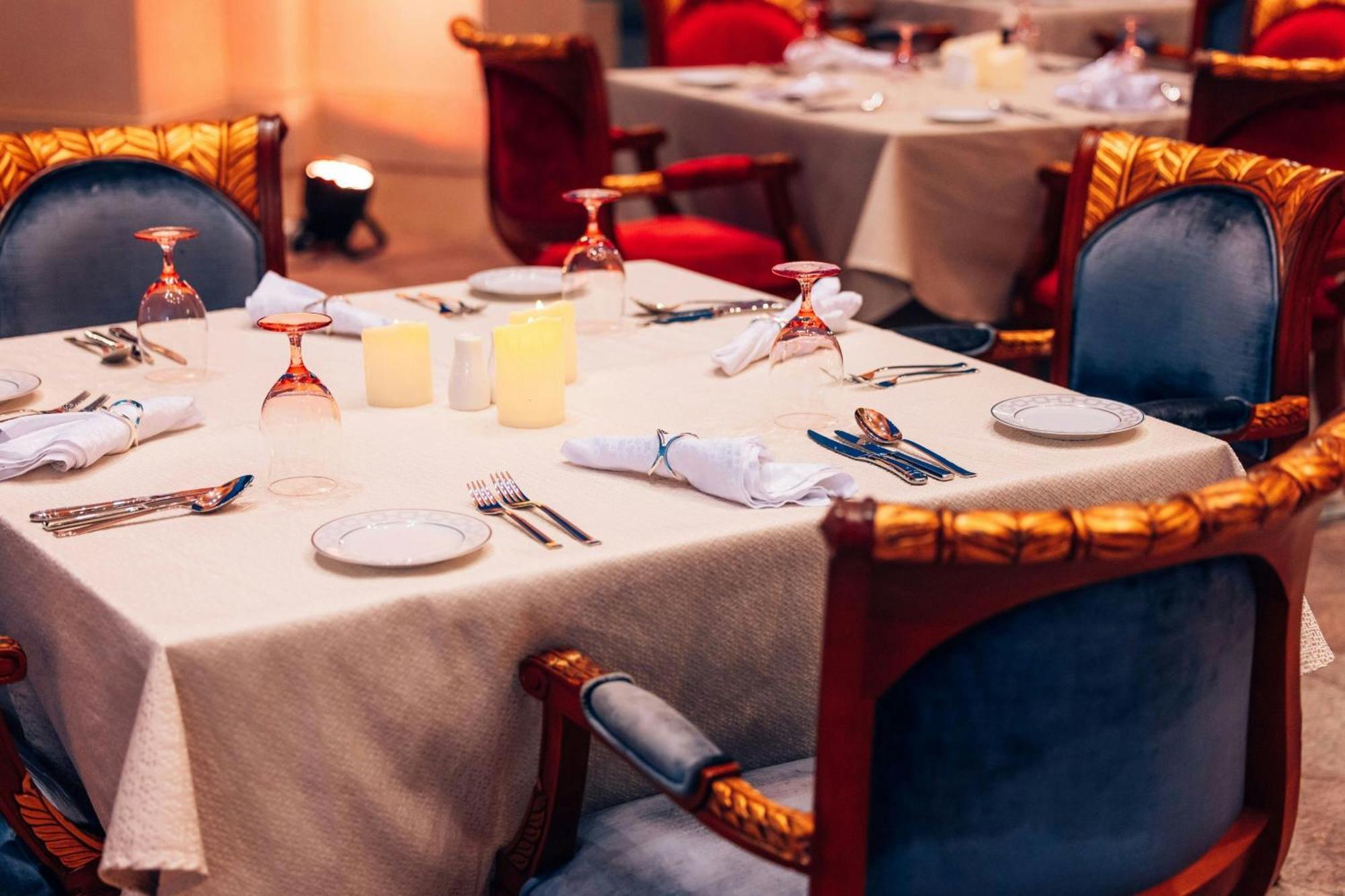 The Ritz-Carlton Jeddah Hotel Buitenkant foto A table set for fine dining