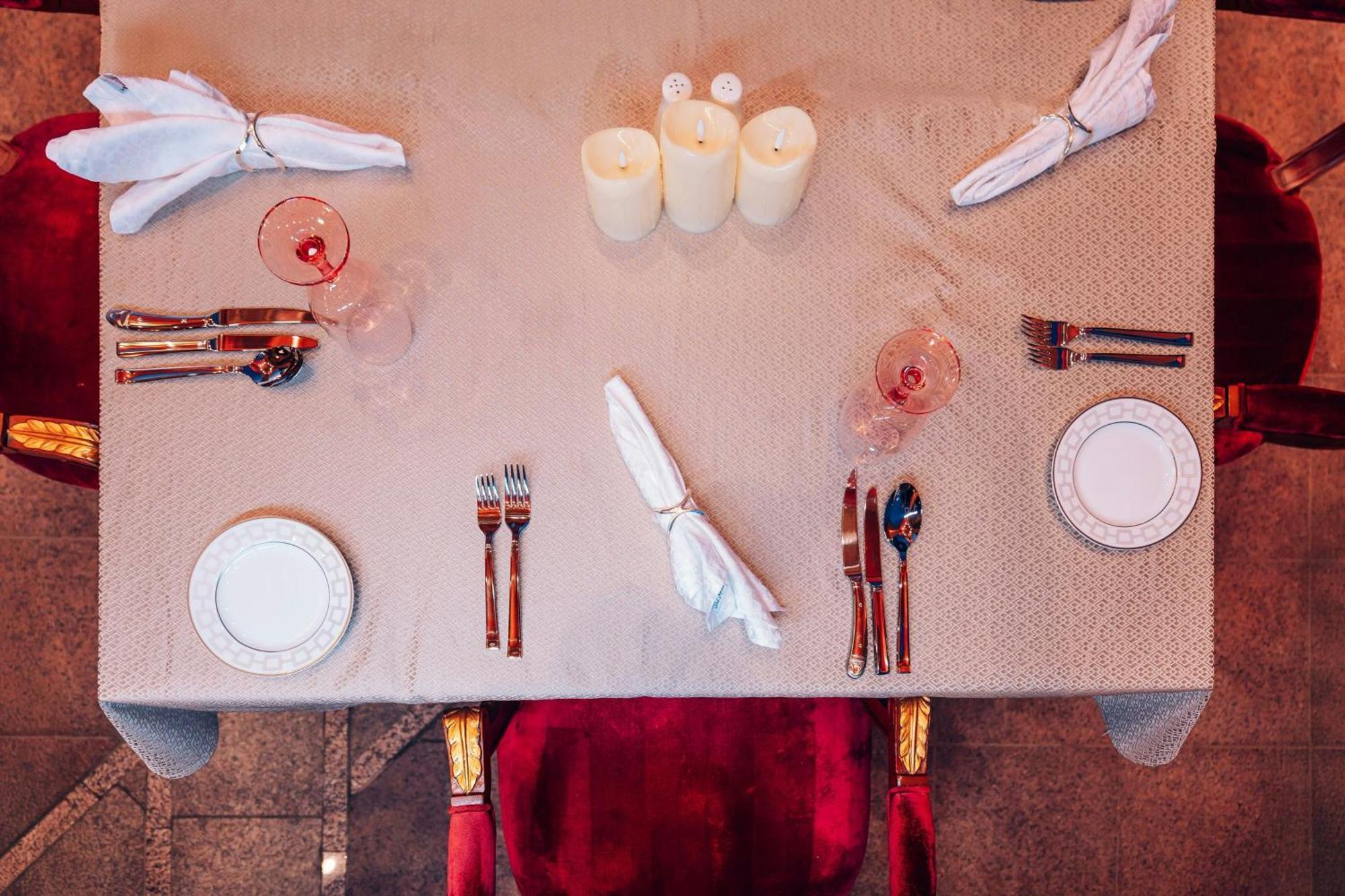 The Ritz-Carlton Jeddah Hotel Buitenkant foto A place setting