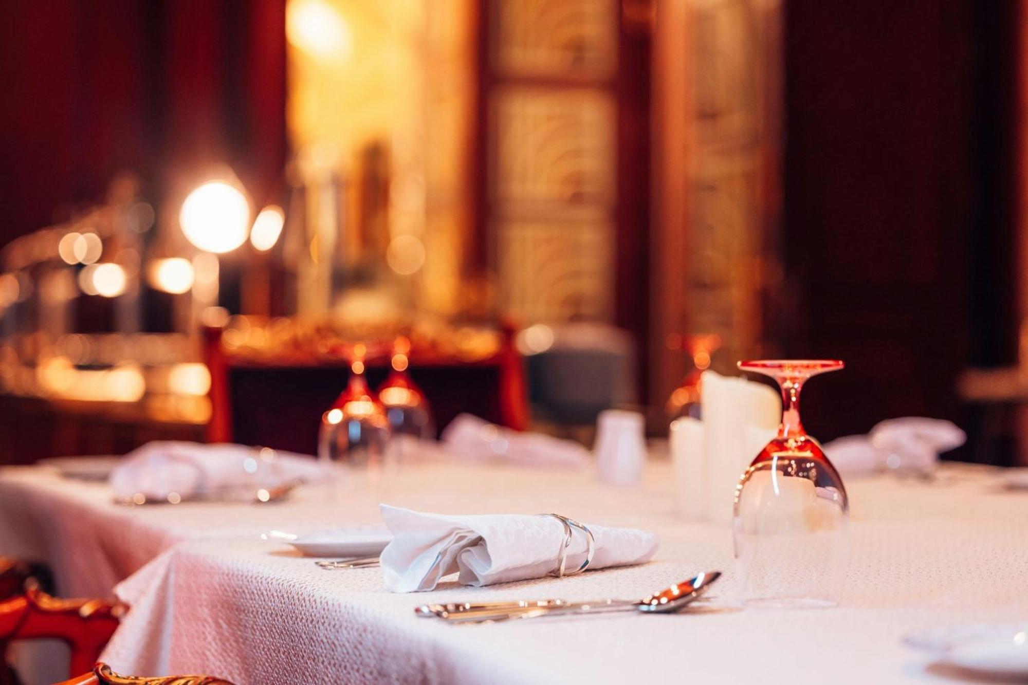 The Ritz-Carlton Jeddah Hotel Buitenkant foto A restaurant table set for fine dining