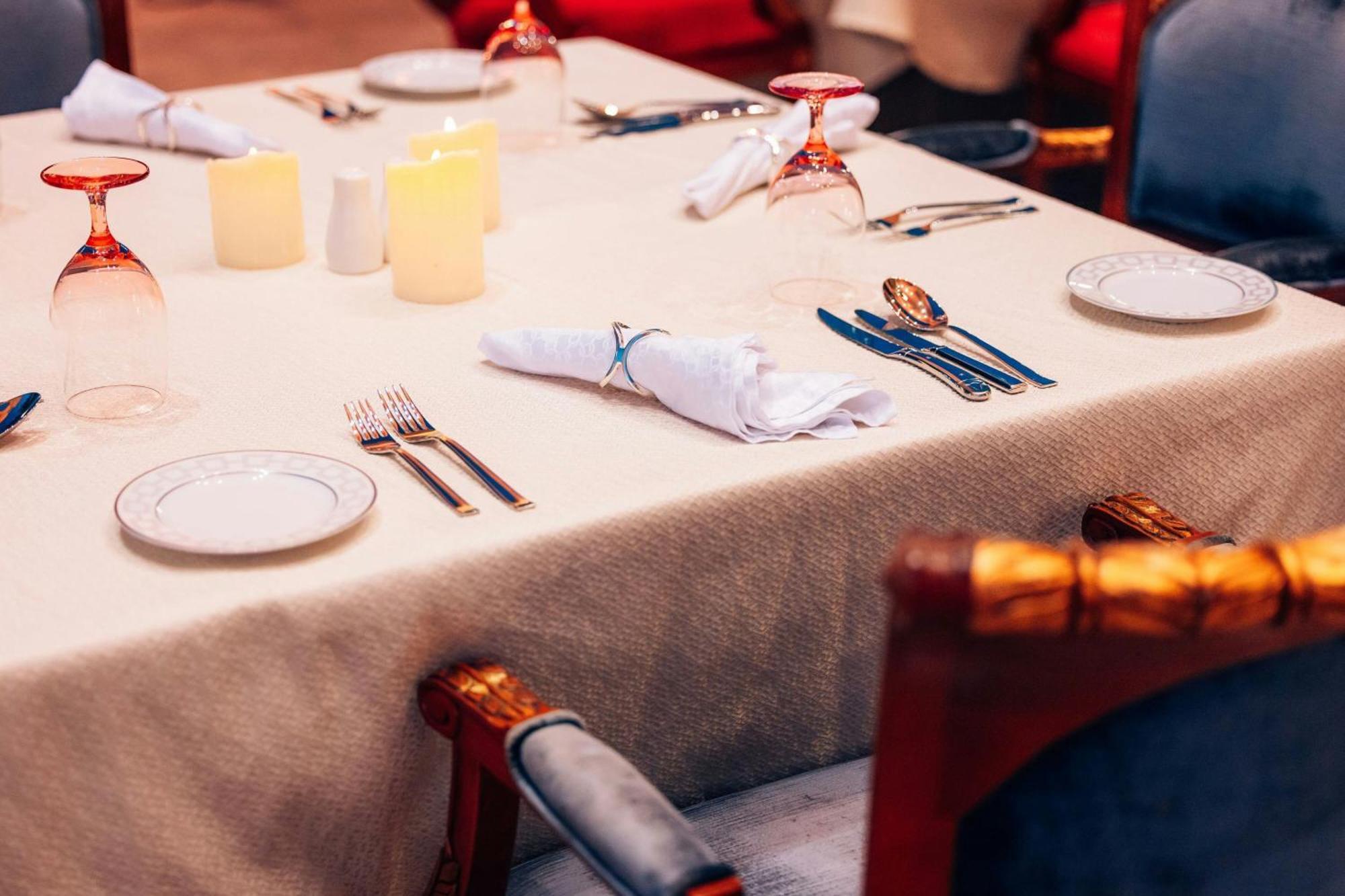 The Ritz-Carlton Jeddah Hotel Buitenkant foto A Christmas table with crackers